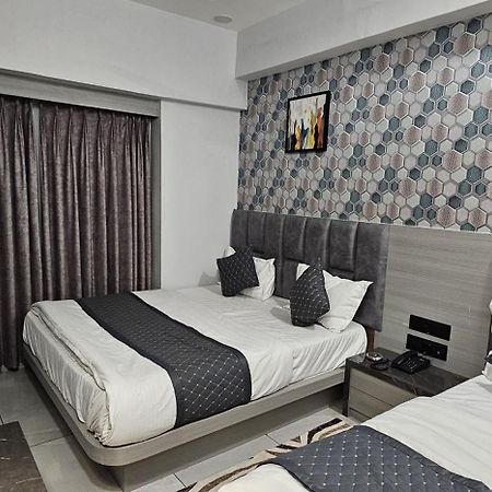 Hotel Allen Ахмедабад Экстерьер фото